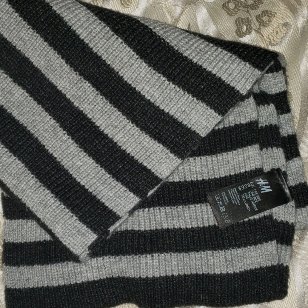 H&M scarf black & gray...
